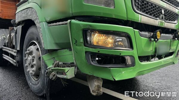 ▲▼砂石車頭擦撞黑色轎車，轎車旋轉一圈被撞停在分隔島前緣。（圖／記者游芳男翻攝，下同）