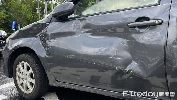 ▲▼砂石車頭擦撞黑色轎車，轎車旋轉一圈被撞停在分隔島前緣。（圖／記者游芳男翻攝，下同）