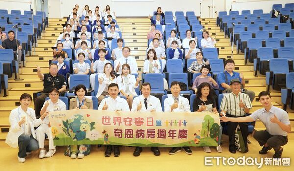 ▲奇美醫院舉辦世界安寧日「藝術與對話的療癒處方箋」活動，推動安寧療護走入社區與家庭。（記者林東良翻攝，下同）