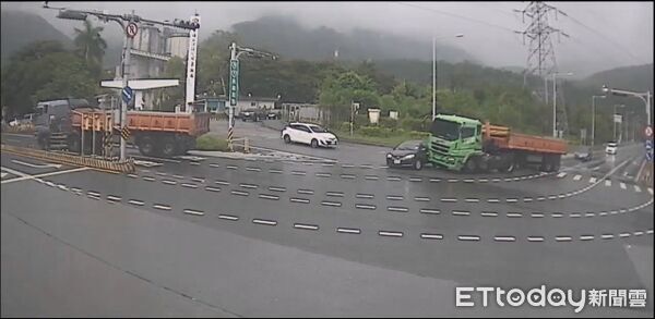 ▲▼砂石車頭擦撞黑色轎車，轎車旋轉一圈被撞停在分隔島前緣。（圖／記者游芳男翻攝，下同）