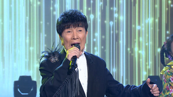 ▲謝雷唱歌，陽帆幫忙伴舞。（圖／民視提供）