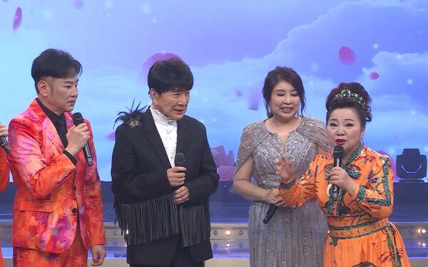 ▲謝雷唱歌，陽帆幫忙伴舞。（圖／民視提供）