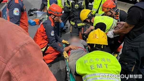 ▲廖男駕駛小貨車行經淡金路二段未注意，追撞聯結車滿頭血受困車內。（圖／記者陸運陞翻攝）