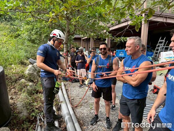 ▲台澳消防員攜手山域救援實作。（圖／記者楊晨東翻攝）