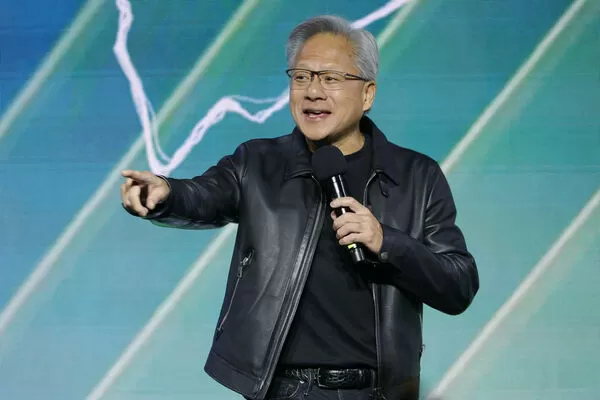 ▲▼黃仁勳在GeForce Gamer Festival活動上介紹LE SSERAFIM。（圖／路透）