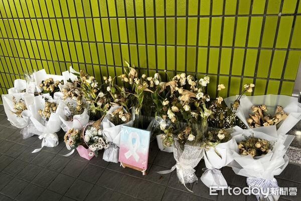 ▲▼為悼念病逝空服員，員工和民眾獻上白玫瑰致意，由於已凋謝，家屬同意近日清除。（圖／讀者提供）