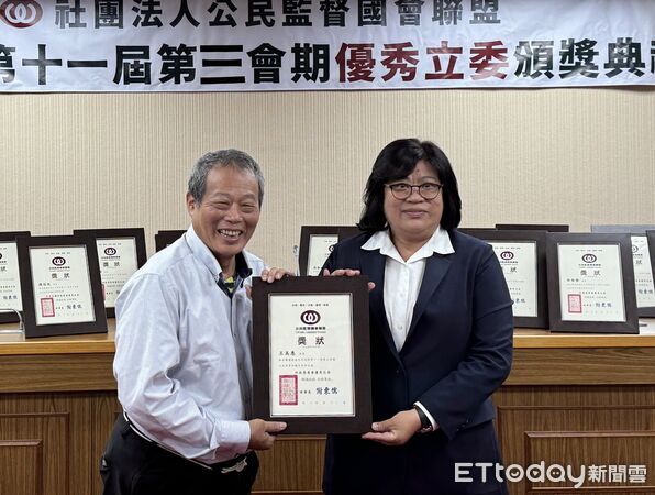 ▲▼    王美惠三冠王榮耀　七度獲公督盟優秀立委　再拿口袋國會雙肯定   。（圖／立委王美惠服務處提供）