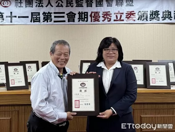 ▲▼    王美惠三冠王榮耀　七度獲公督盟優秀立委　再拿口袋國會雙肯定   。（圖／立委王美惠服務處提供）