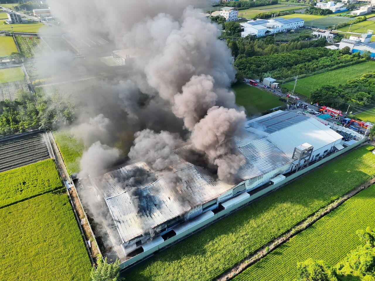 彰化永靖倉庫清晨惡火!巨龍濃煙沖天警消急灌救 恐怖畫面曝