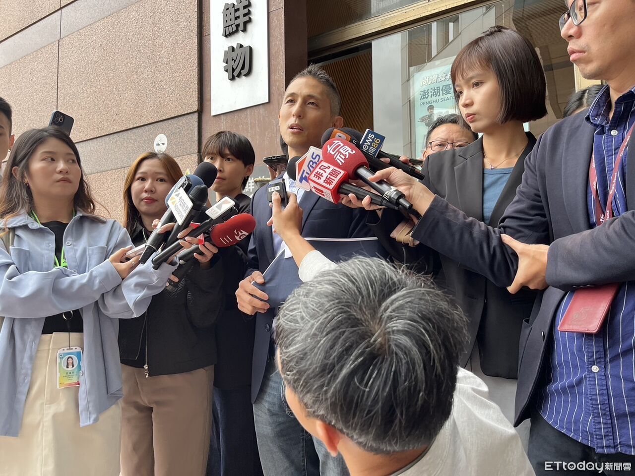 快訊/吳怡農肩關節唇撕裂剛動刀 帶傷上陣遞交台北市長參選意願表