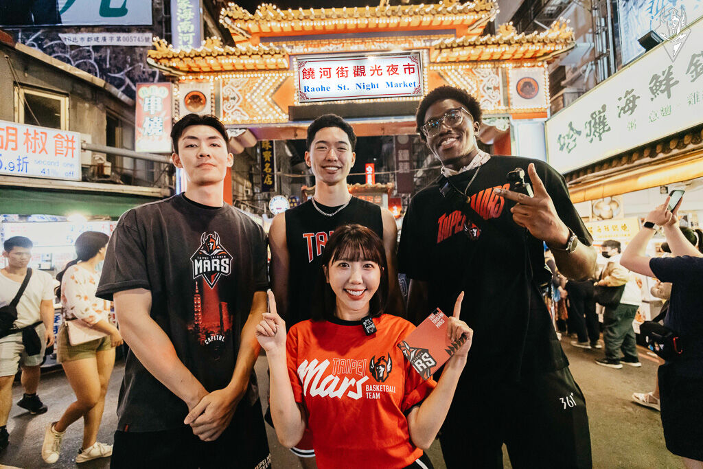 ▲▼由Taishin Wonders隊長Mika 與球員張兆辰、雷蒙恩、齊曼加前進饒河夜市快閃宣傳。（圖／台北戰神提供）