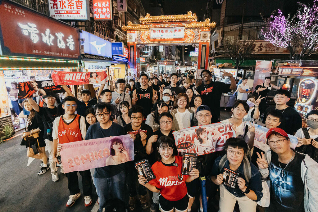 ▲▼由Taishin Wonders隊長Mika 與球員張兆辰、雷蒙恩、齊曼加前進饒河夜市快閃宣傳。（圖／台北戰神提供）