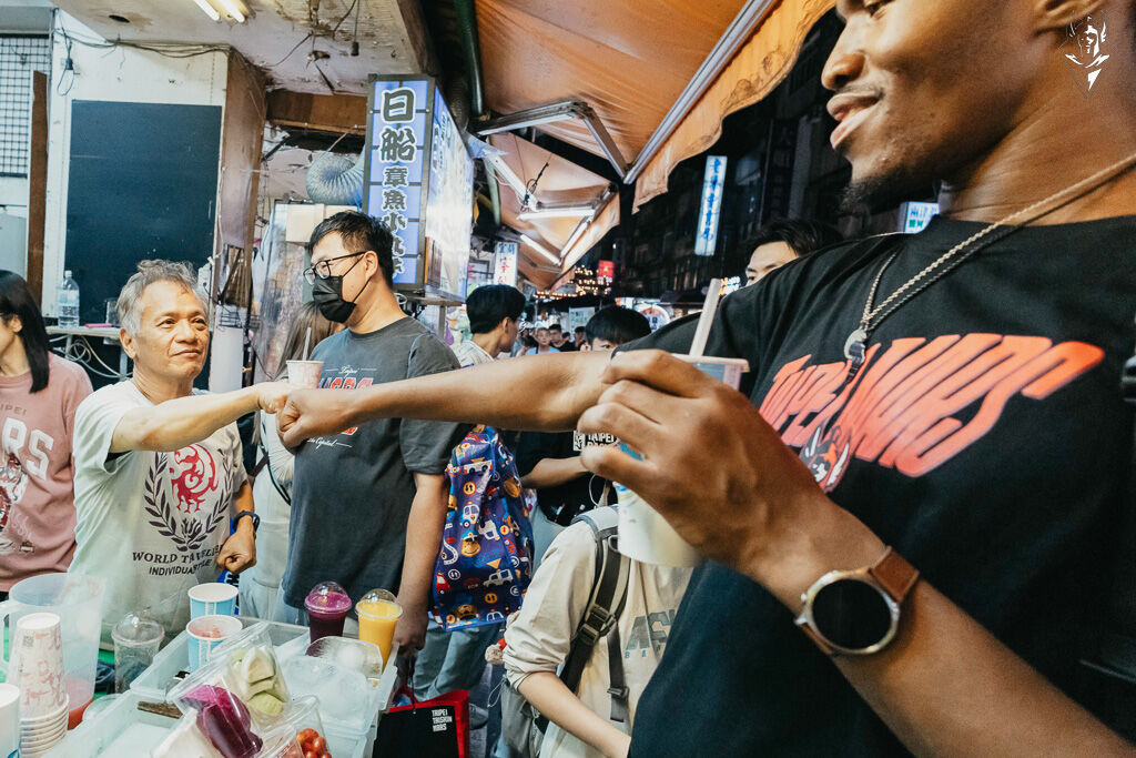 ▲▼由Taishin Wonders隊長Mika 與球員張兆辰、雷蒙恩、齊曼加前進饒河夜市快閃宣傳。（圖／台北戰神提供）