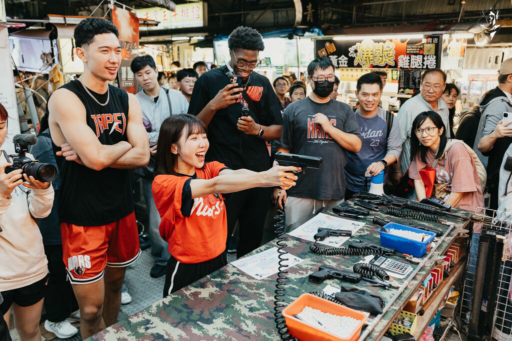 ▲▼由Taishin Wonders隊長Mika 與球員張兆辰、雷蒙恩、齊曼加前進饒河夜市快閃宣傳。（圖／台北戰神提供）