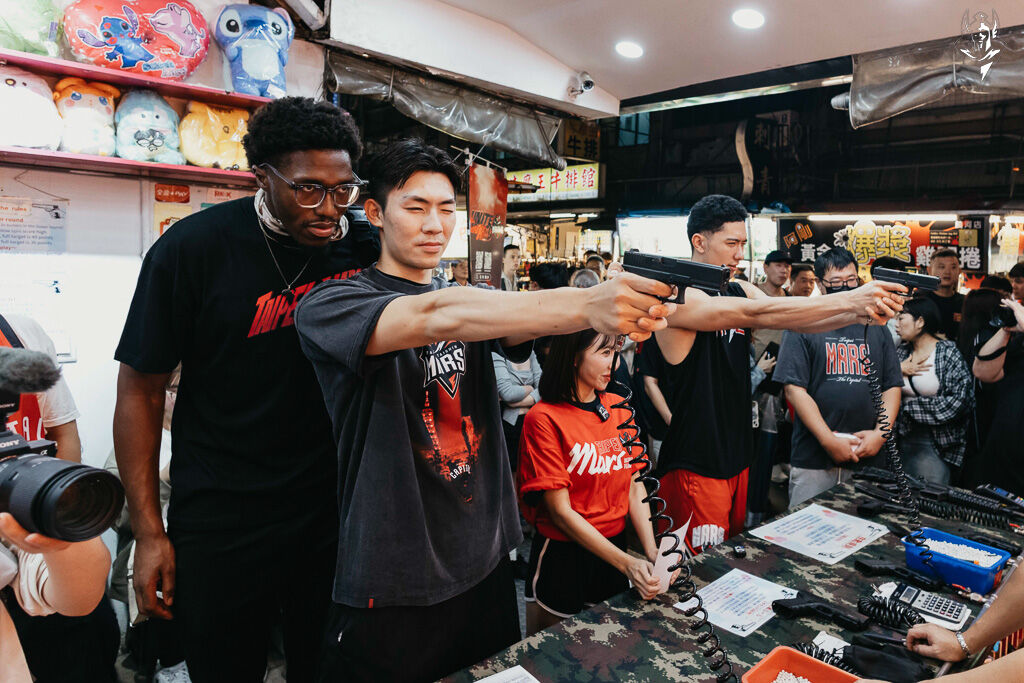 ▲▼由Taishin Wonders隊長Mika 與球員張兆辰、雷蒙恩、齊曼加前進饒河夜市快閃宣傳。（圖／台北戰神提供）