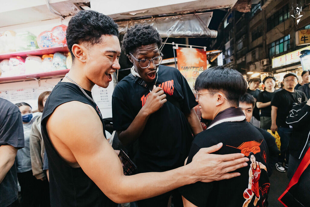 ▲▼由Taishin Wonders隊長Mika 與球員張兆辰、雷蒙恩、齊曼加前進饒河夜市快閃宣傳。（圖／台北戰神提供）