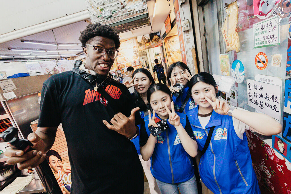 ▲▼由Taishin Wonders隊長Mika 與球員張兆辰、雷蒙恩、齊曼加前進饒河夜市快閃宣傳。（圖／台北戰神提供）