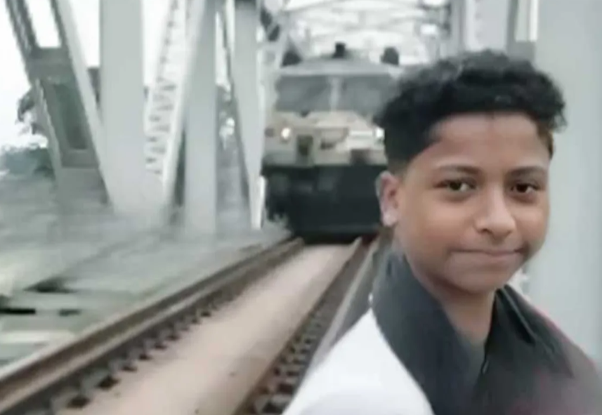 ▲▼奪命瞬間曝！印度少年鐵軌拍影片 遭火車高速衝撞身亡。（圖／翻攝自The Indian Witness）