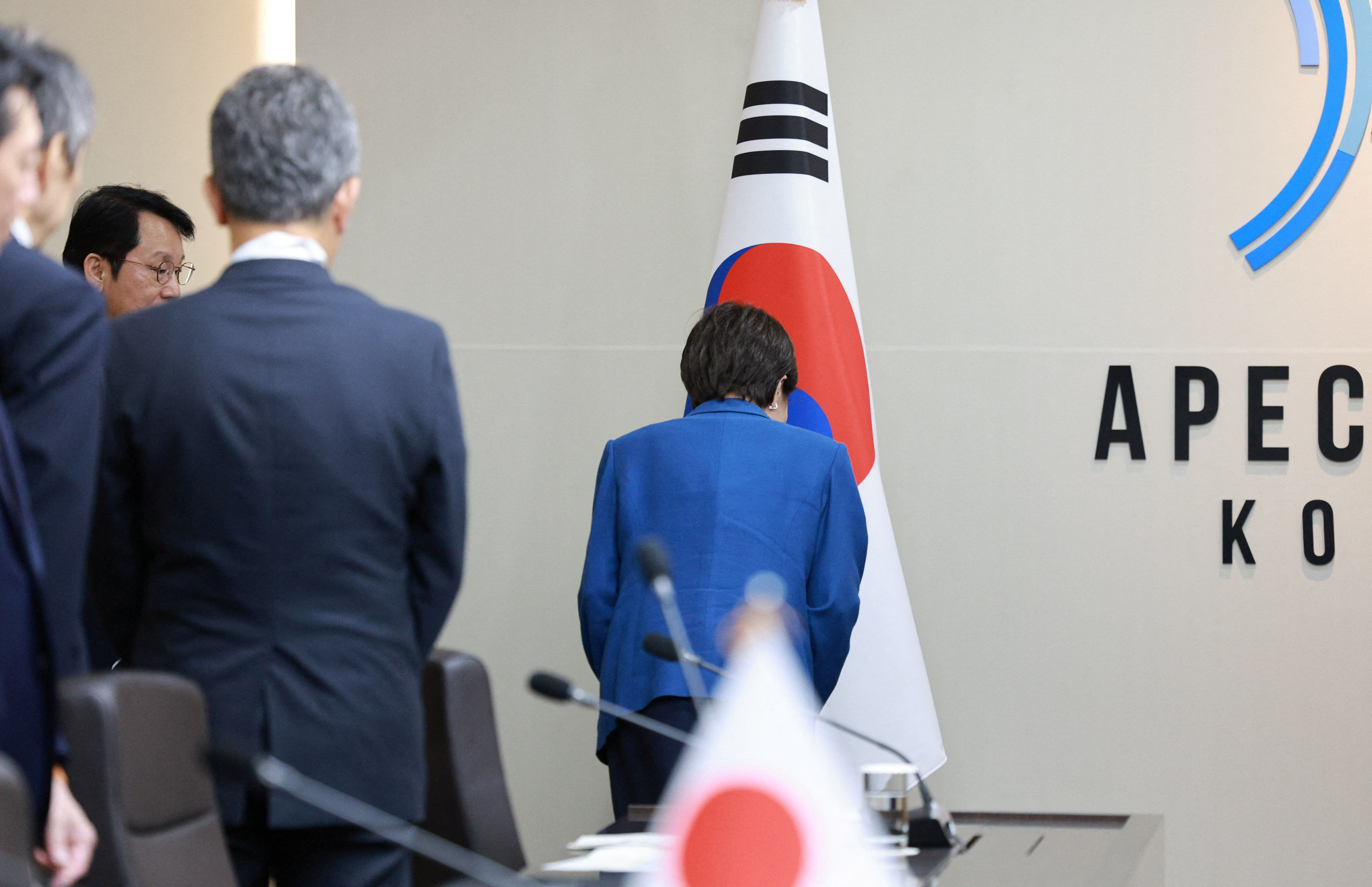 ▲▼ 高市早苗向太極旗鞠躬致意。（圖／路透）