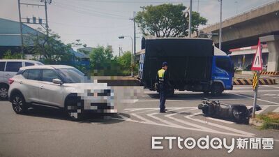 台南安定台19線自小客右轉擦撞機車 所幸雙方無酒駕