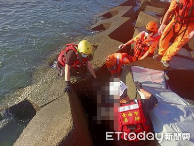 快訊／台南二仁溪驚見男浮屍卡消波塊　打撈上岸已屍僵　