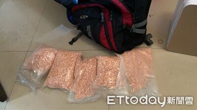 無業軟爛男住姊家！房間變毒品分裝工廠被逮　7百萬證物擺滿桌