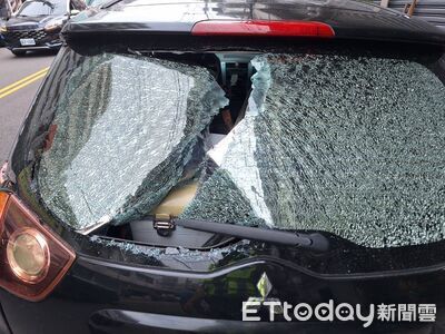狂男揮鋼條亂砸「玻璃碎成蜘蜘網」6車遭殃　台中警壓制逮人
