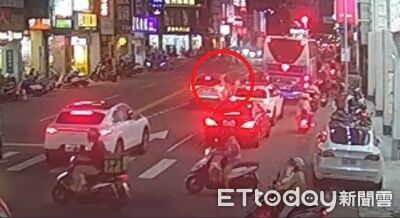 台中阿姨紅燈鑽車縫過馬路「直撞休旅車」慘被KO　瞬間畫面曝
