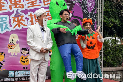 萬聖節「被抓走」 黃國昌高喊救命:一起擊倒綠色外星人拯救我