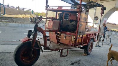 芳苑鐵牛蚵車「上坡倒退嚕」撞護欄翻了　旅遊團10人送醫