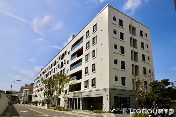 ▲永康「宜居成功」社宅舉行入住典禮，市長黃偉哲親臨祝賀新住戶入厝。（記者林東良翻攝，下同）