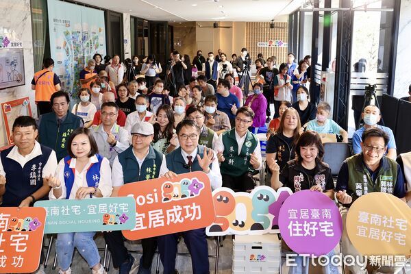 ▲永康「宜居成功」社宅舉行入住典禮，市長黃偉哲親臨祝賀新住戶入厝。（記者林東良翻攝，下同）
