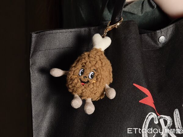 ▲▼「本村炸雞Bonchon」推出全新升級版「雙倍蜂蜜黑胡椒炸雞」，還有限量周邊「BonBon腿吊飾」。（圖／業者提供）