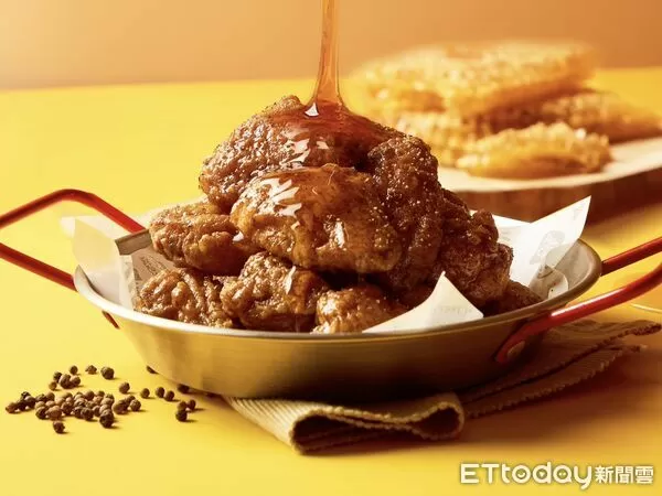 ▲▼「本村炸雞Bonchon」推出全新升級版「雙倍蜂蜜黑胡椒炸雞」，還有限量周邊「BonBon腿吊飾」。（圖／業者提供）