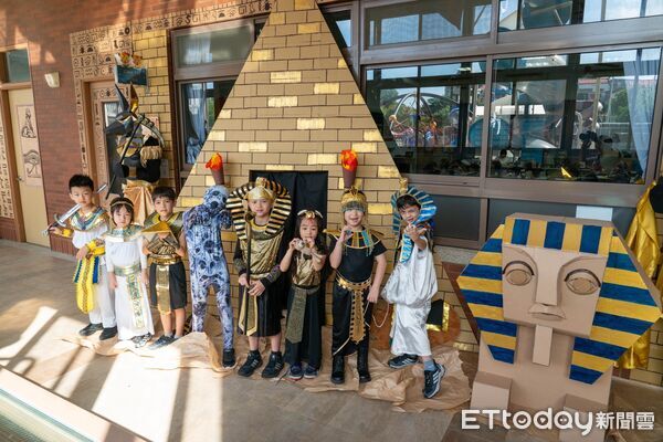 ▲葳格小學北屯校區萬聖節主題活動，校園瞬間化身古埃及王國。（圖／記者游瓊華翻攝）