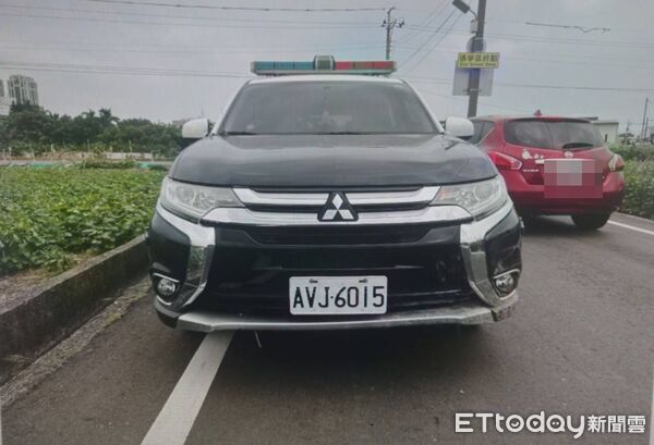 ▲▼             台南黃姓警員駕駛警車，不慎開進田裡。（圖／記者林東良翻攝，下同）