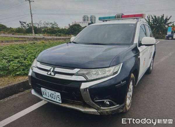 ▲▼             台南黃姓警員駕駛警車，不慎開進田裡。（圖／記者林東良翻攝，下同）