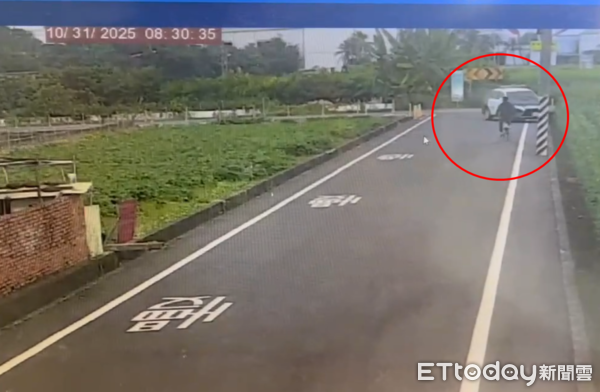 ▲▼             台南黃姓警員駕駛警車，不慎開進田裡。（圖／記者林東良翻攝，下同）