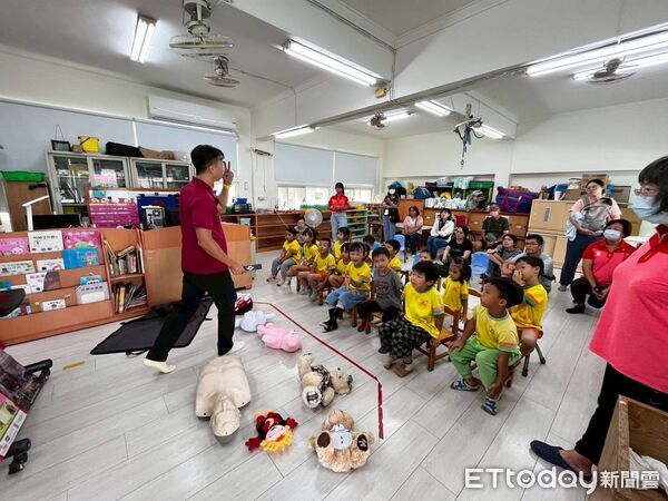 ▲消防人員以防火繪本結合角色扮演，帶領幼兒學習火場逃生知識。（記者林東良翻攝，下同）