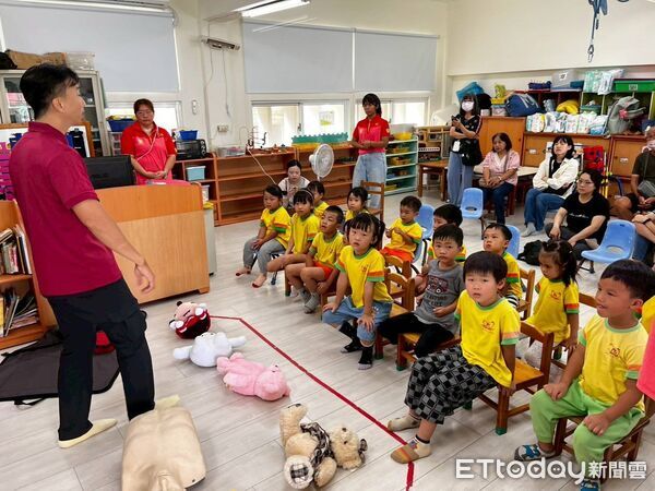 ▲消防人員以防火繪本結合角色扮演，帶領幼兒學習火場逃生知識。（記者林東良翻攝，下同）