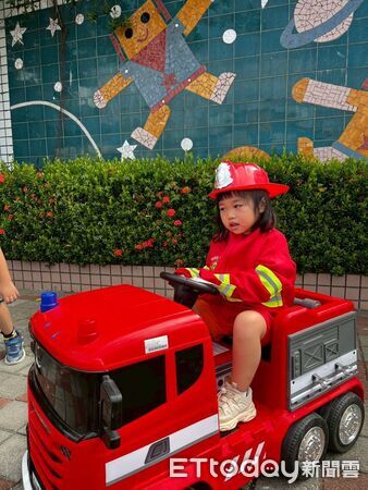 ▲消防人員以防火繪本結合角色扮演，帶領幼兒學習火場逃生知識。（記者林東良翻攝，下同）