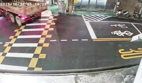 ▲一輛砂石車今天清晨5時許行經龜山區自強北路右轉時，忘收車斗防塵網導致勾倒路旁紅綠燈，圖為監視器瞬間畫面另一角度。（圖／龜山警方提供）