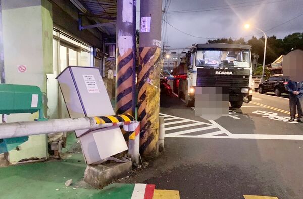 ▲龜山警方循線查獲肇事砂石車回現場，員警對肇事駕駛實施酒測。（圖／龜山警方提供）