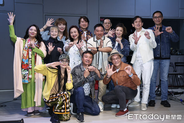 ▲▼ 民歌50高峰會13位民歌唱將總彩排-合照。（圖／記者黃克翔攝）