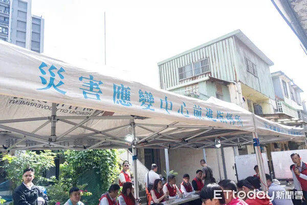 ▲▼ 新竹市東大路一處住宅大樓施工導致鄰房地面受損，市府緊急灌漿穩定現場、停工調查並安置21戶災民。（圖／記者楊永盛翻攝）