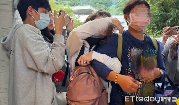 ▲▼創投CEO與女子陳屍信義區豪宅，檢警31日解剖遺體，女子母親（右一）由親友陪同到場。（圖／記者邱中岳翻攝）