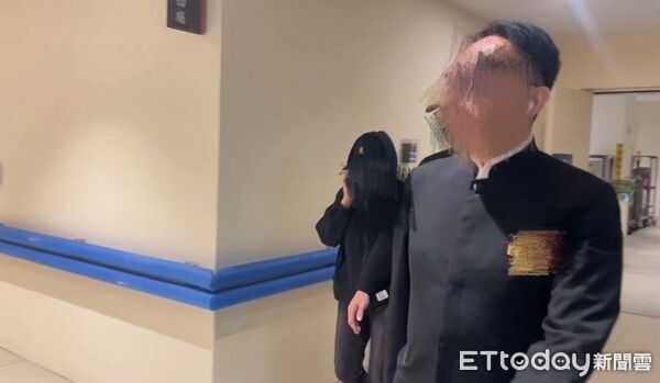 ▲▼創投CEO的母親（左一）也在親友陪同配合檢察官、法醫解剖，結束後快閃離開。（圖／記者邱中岳翻攝）