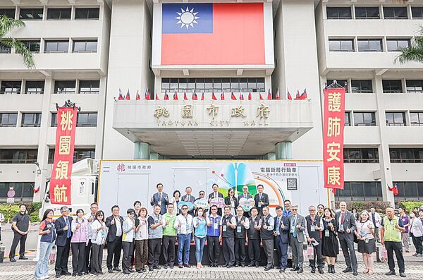 ▲全國首創行動電腦斷層CT醫療車今天在桃市府廣場舉行啟用儀式，市長張善政與捐贈單位在專車前合影。（圖／桃市府新聞處提供）