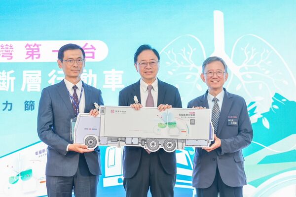 ▲桃園市長張善政、副市長王明鉅與捐贈單位舉行啟用儀式。（圖／桃市府新聞處提供）