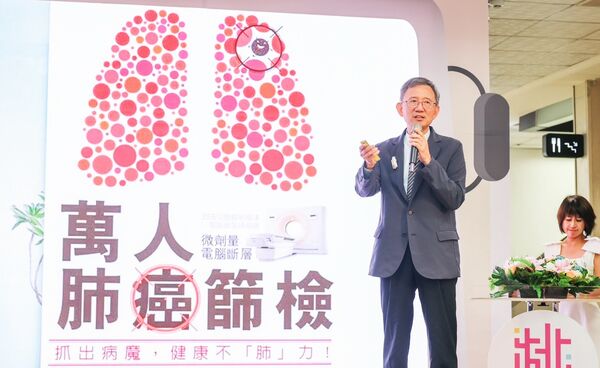 ▲桃園市副市長王明鉅在啟用儀式上說明醫療專車啟用，為市民健康服務邁出重要一步。（圖／桃市府新聞處提供）